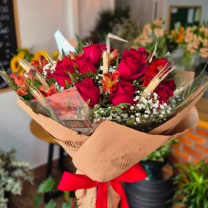 Buquê 12 rosas e 10 astromelias