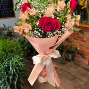 Sussurros de Amor com Rosas Vermelhas.