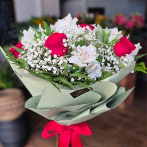 Buquê com 6 rosas e 6 astromelias
