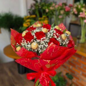 Buquê 12 rosas e 12 Ferrero